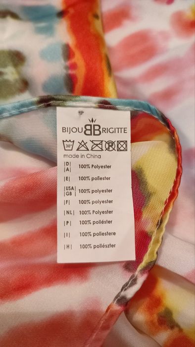 Jedwabny szal z pięknym wzorem