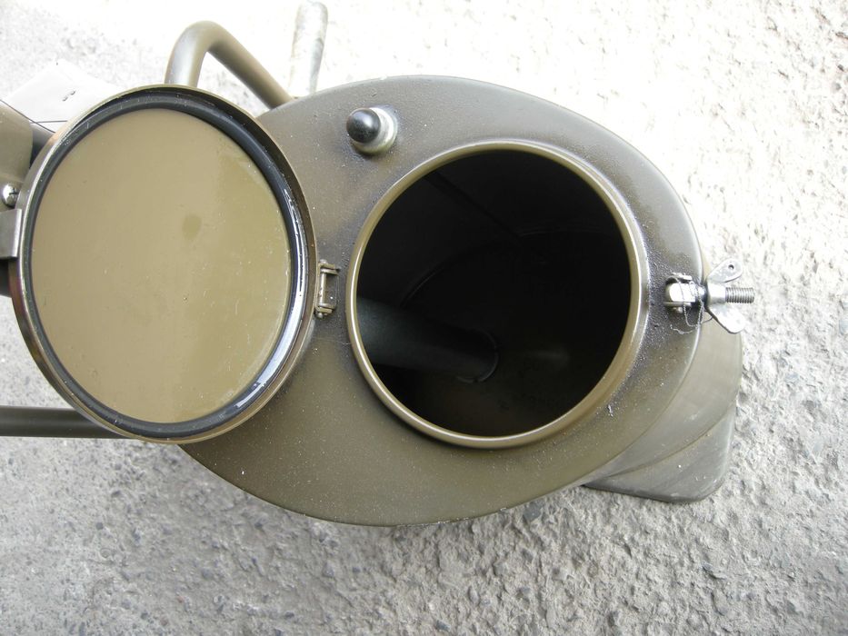 Pojemnik z pompą do wymiany oleju w skrzyni i moście