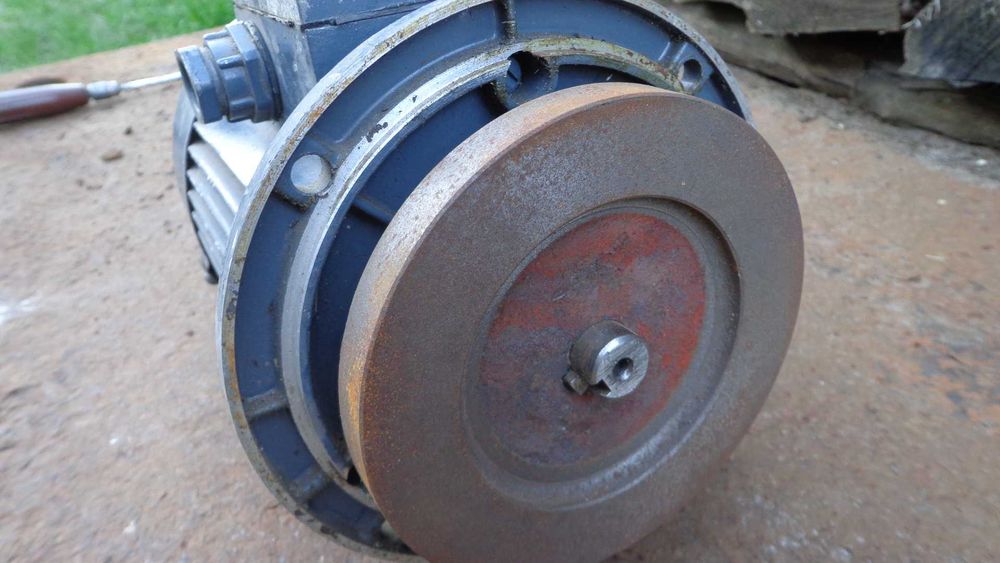 Електродвигун від швейної машинки