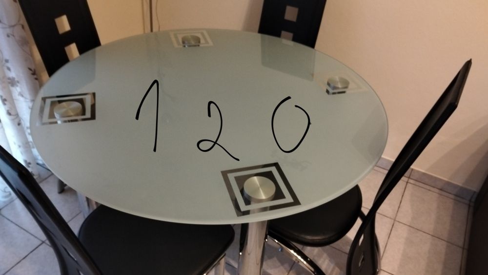 Mesa de sala redonda medida 120*75de altura+4 cadeiras
