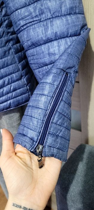 Niebieska pikowana kurtka przejściówka na stójce