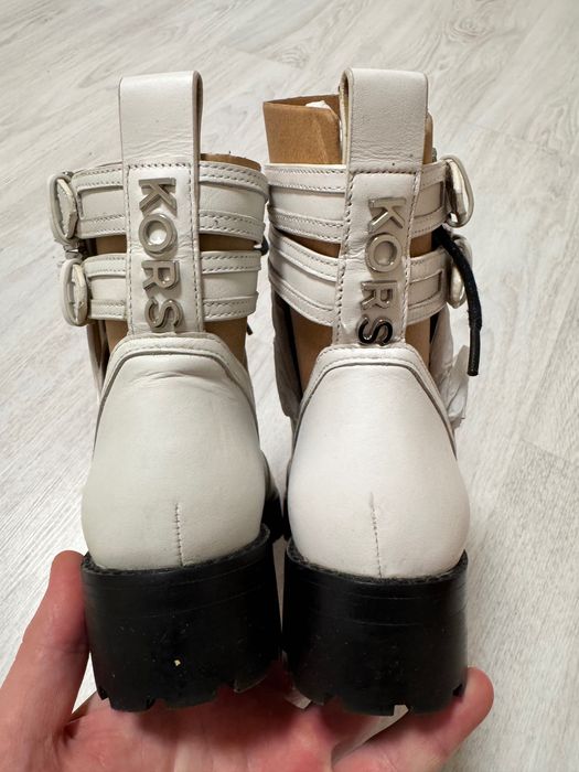 MICHAEL KORS
Ботинки/Черевики Michael Kors Benson Boots - White