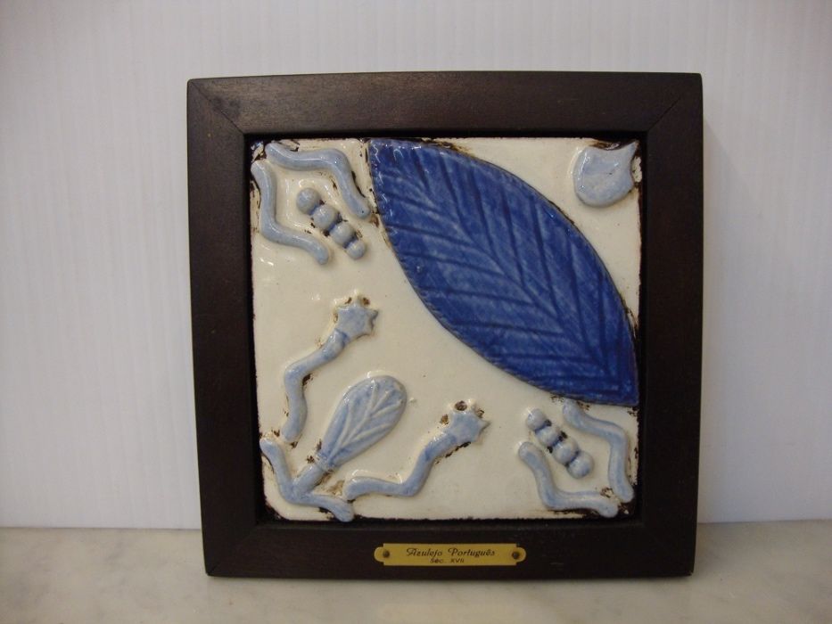 Azulejo antigo dito de falante com moldura