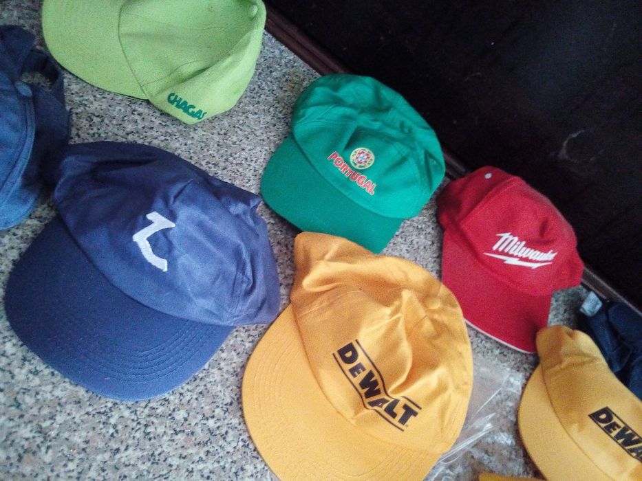 Conjunto de Bonés Diversos