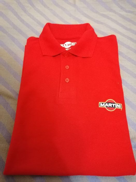 Pólo com publicidade à marca Martini