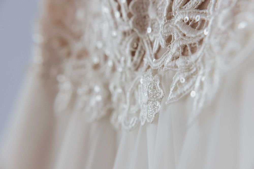 Lekka suknia ślubna BOHO z koronkową górą i zwiewnym dołem – rozmiar38