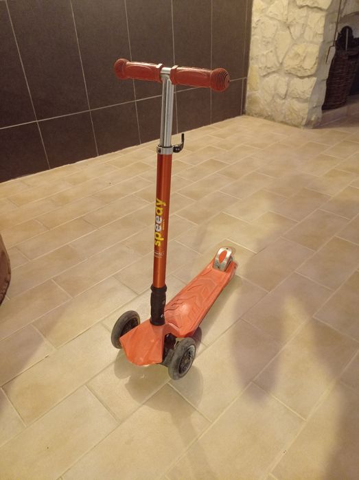 Trotinete Scooter Speedy com rodas luminosas.