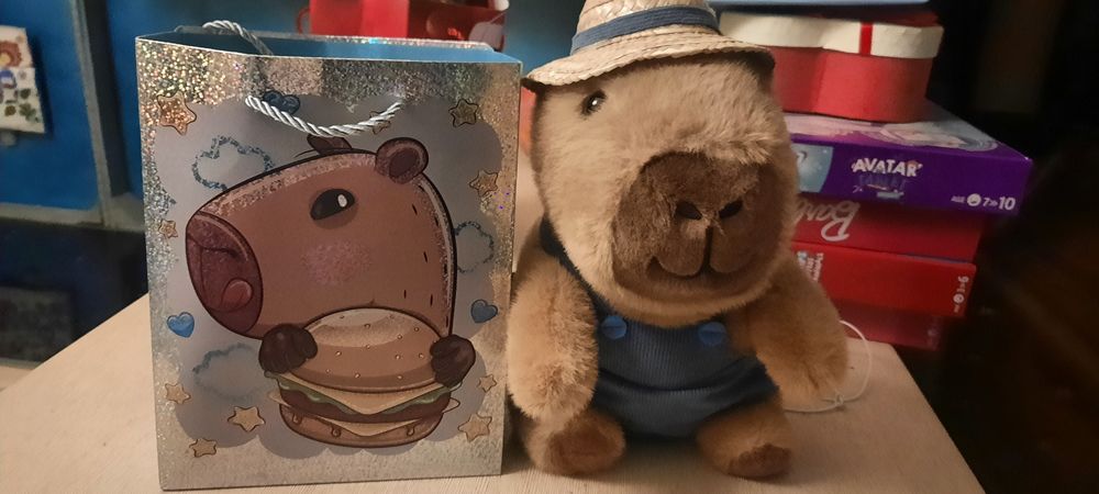 Kapibara i torebka papierowa