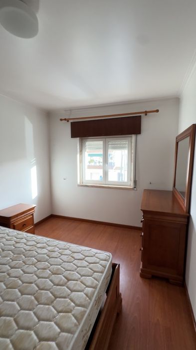 Quarto para arrendar em São Domingos de Rana e próximo da Universidade Nova