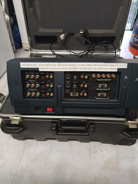 Projetor + Mala  profissional PROXIMA Pro AV 9310  semi-novo