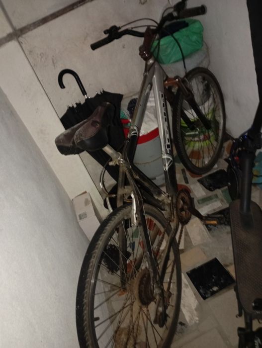 Vendo esta bicicleta muita bonita bom estado toda alumínio