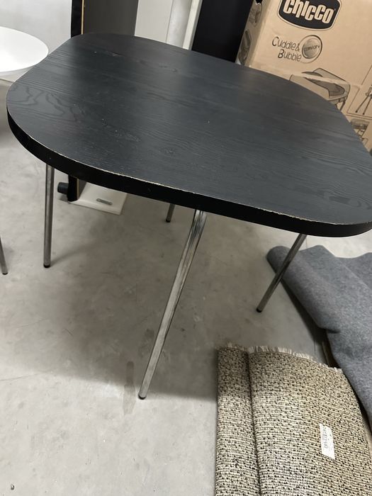 Mesa usada com 4 cadeiras mesa preta