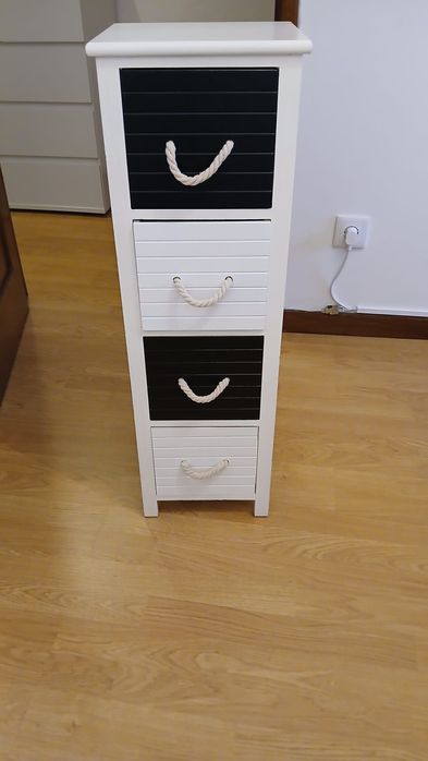 Móvel com 4 gavetas em muito bom estado