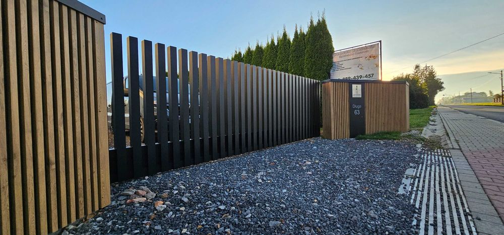 Nowoczesne ogrodzenia z aluminium profile pionowe, grzebieniowe.