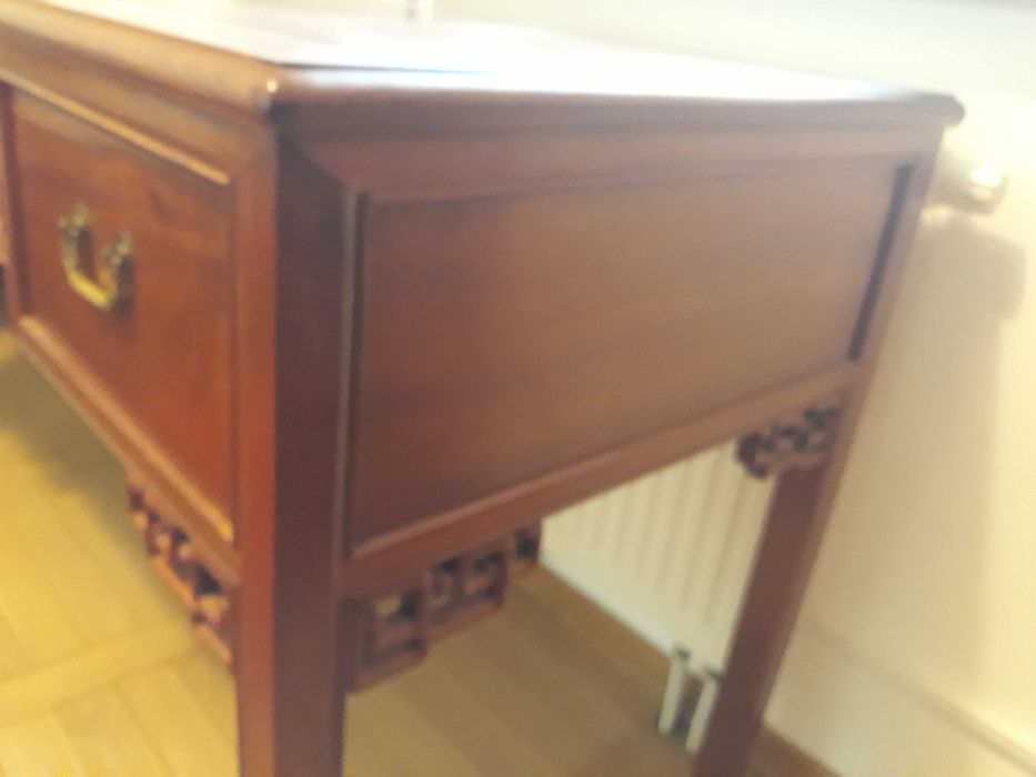 Piękne stylizowane biurko w stylu kolonialnym z litego drewna.