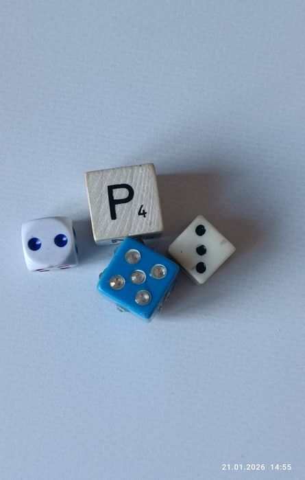 Гральні кістки (зарики або дайси).
