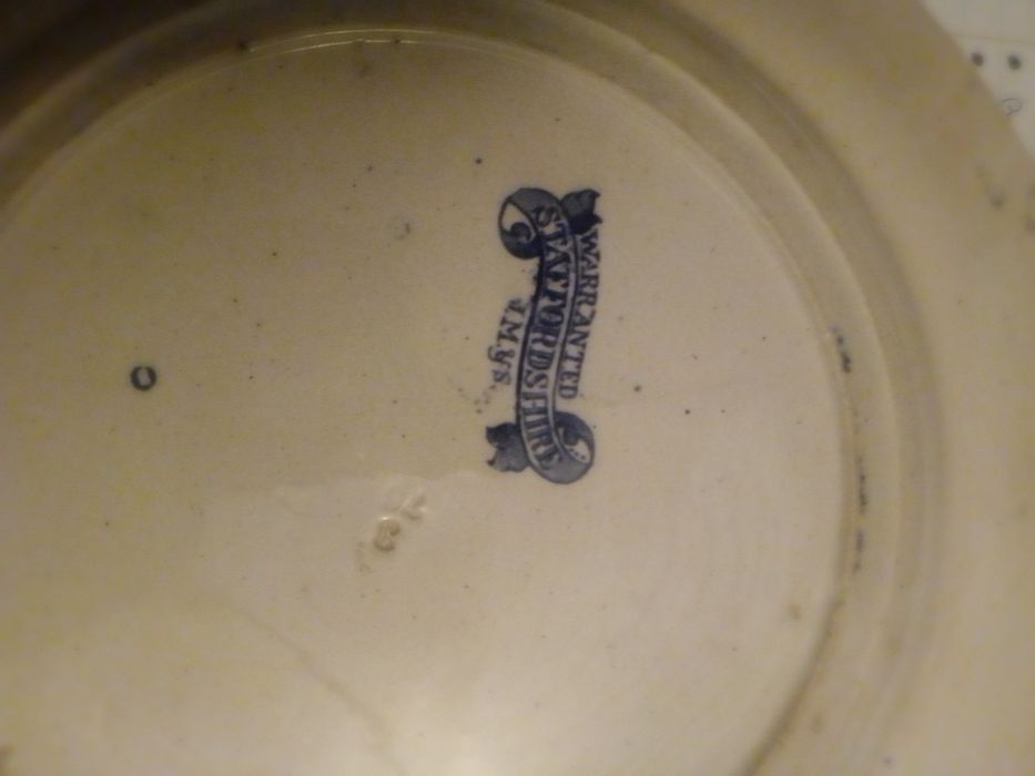Prato  de cerâmica bastante antigo  Staffordshire azul e branco