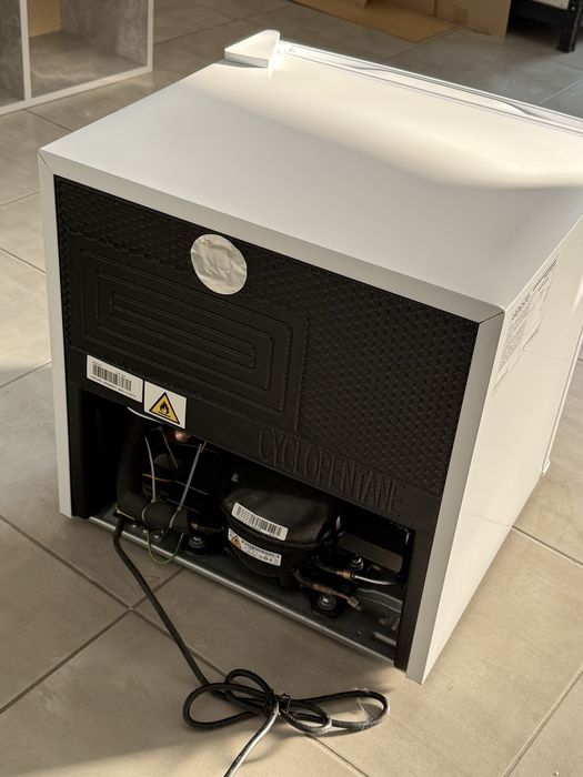 Продам однокамерний маленький холодильник Ardesto DFM-50W