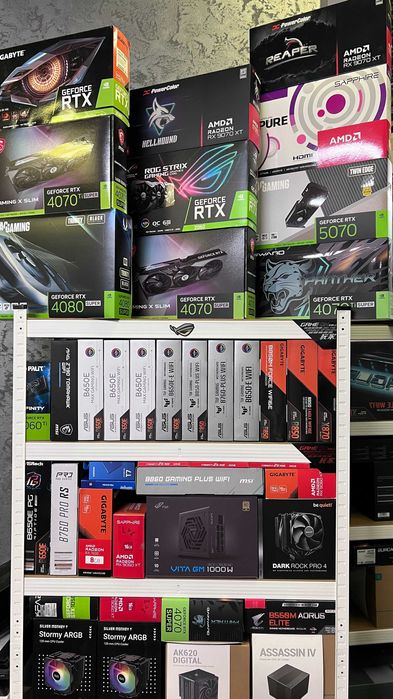 Pudełka po kartach, procesorach, płytach głównych, podzespołach