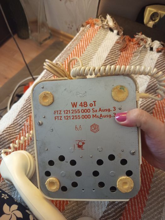 Biały bakelitowy telefon z tarczą