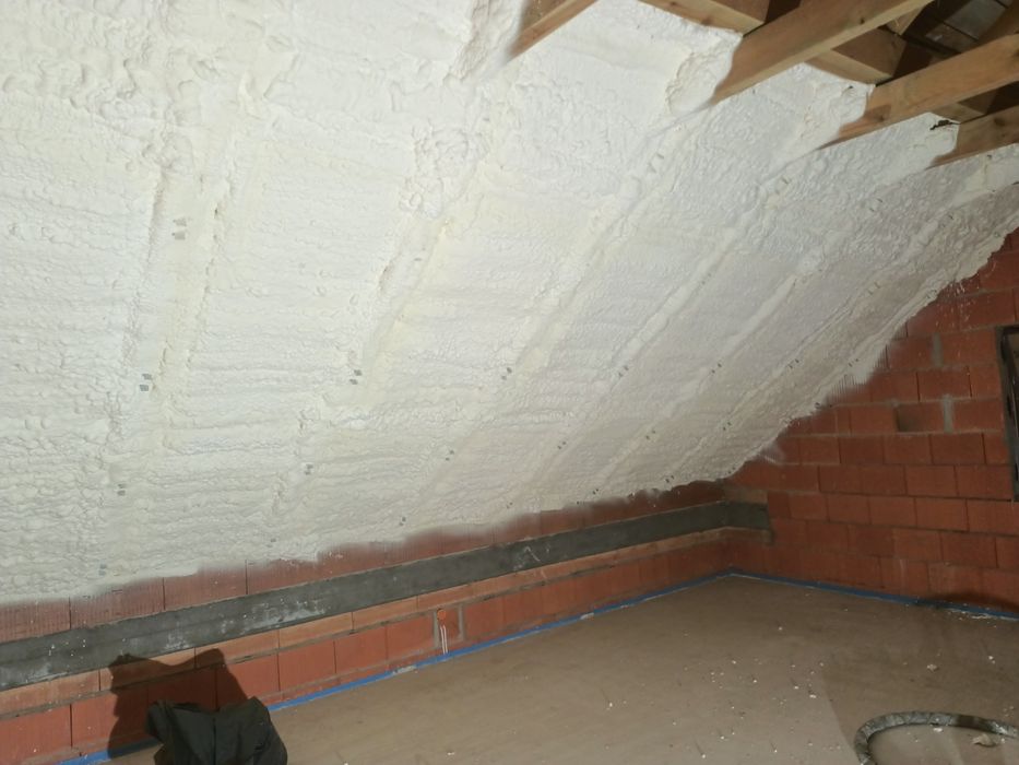 Piana Pur ocieplenie poddasza izolacja pianką RATY , ocieplanie pianą