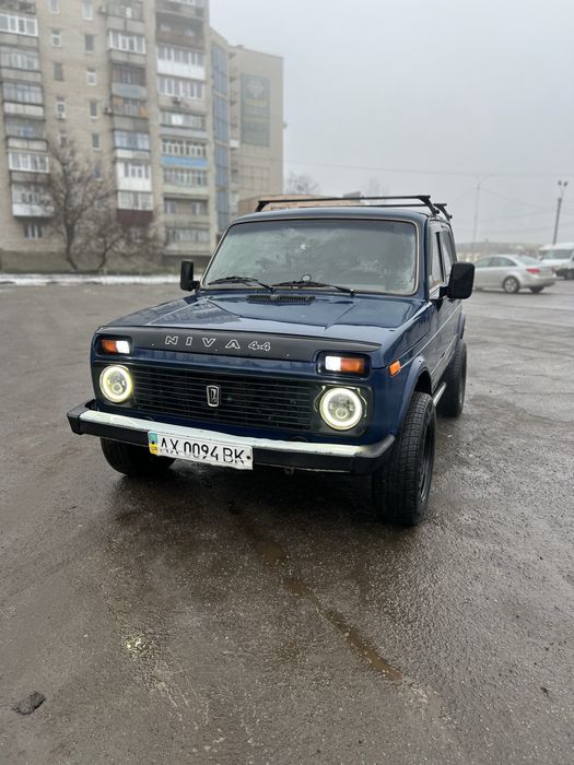 Продам ваз 212140 Нива 2010 год. Машина на полном боевом ходу. Варить , красить не нужно. Установлено ГБО 4 го поколения и вписано в технический паспорт. Инжектор, 1,7 . Гидроусилитель.Мотор работает исключительно, едет очень бодро. Ходовая часть в норме. Акб свежий. Полный привод работает без проблем. Мосты не гудят. Установлены титановые диски с вылетом ( смотрится очень эффектно). Зимняя резина. Печка греет. На машине полностью перед и зад Лэд оптика. Центральный замок. Автомобиль сбитый. Салон довольно в неплохом состоянии. Сидения с иномарки. Музыка на флешке. Страховка. Переоформление. Возможен обмен. На обмен дороже.