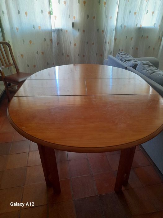 Estante mais mesa com cadeiras