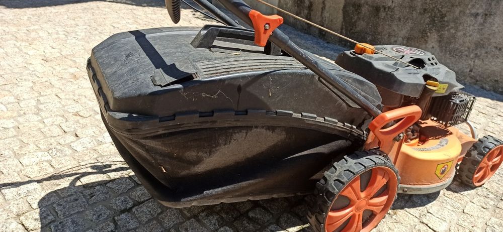 Máquina cortar relva