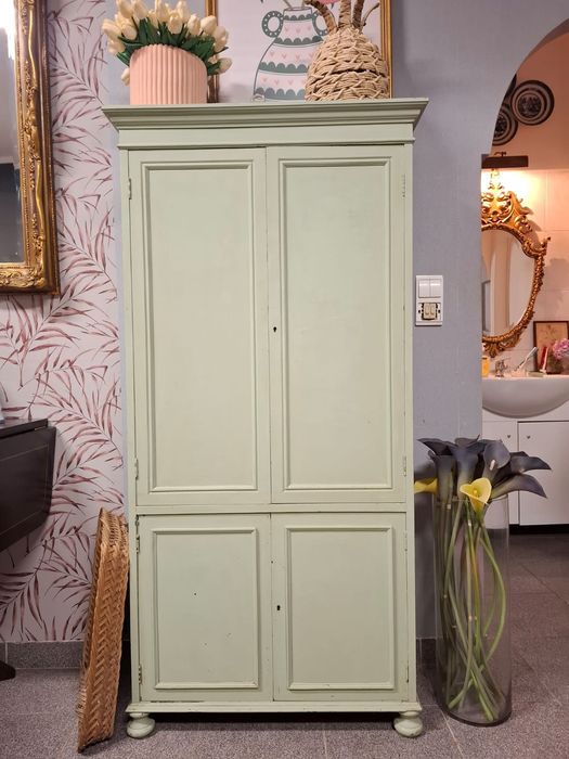 Armário vintage em madeira pintado de verde suave.
