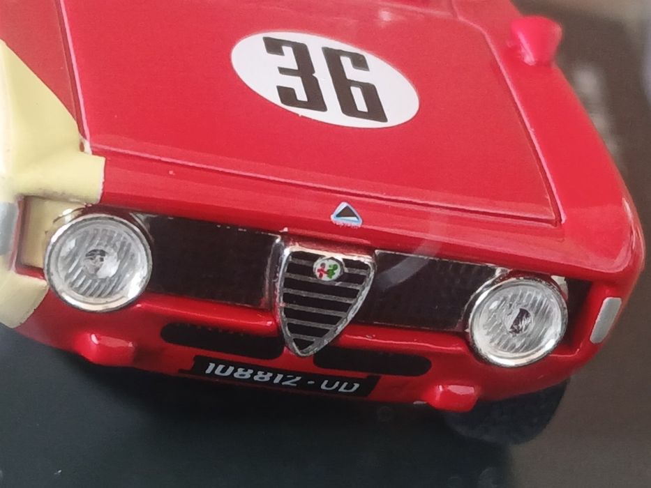 Miniaturas 1/43 Alfa Romeu Giulia e 33Tt em estado novo