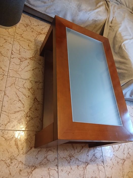 Mesa de centro e estante de quarto