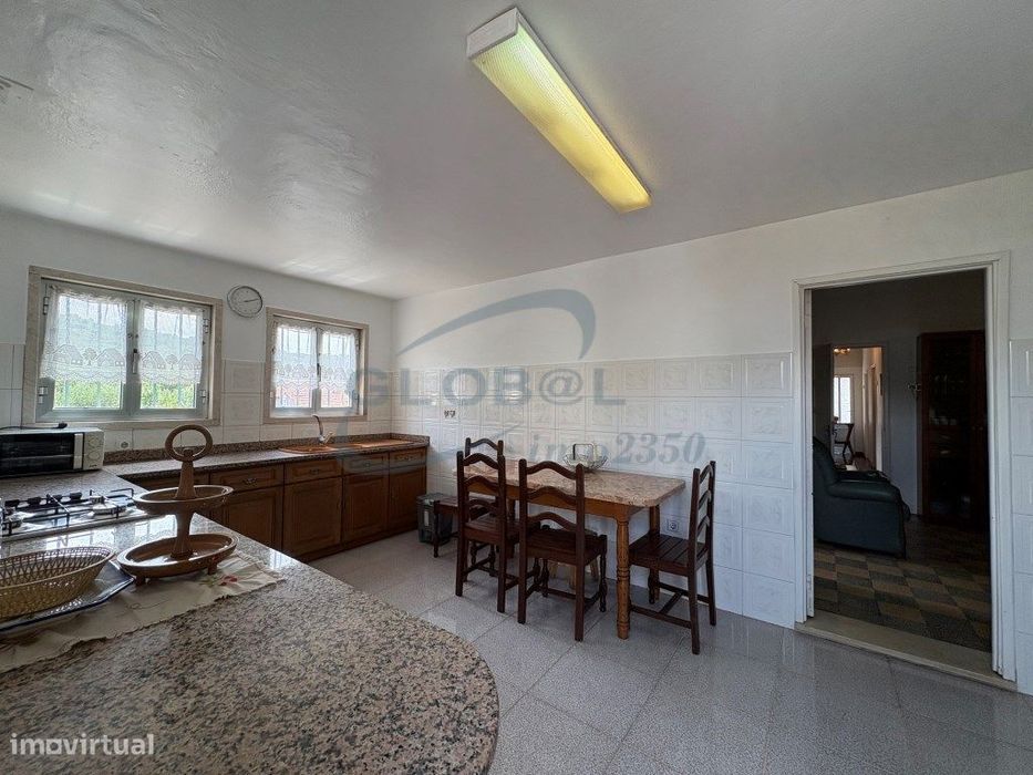 Moradia T5 com Grande Terreno Plano, Garagem, Anexos e Elevado Pote...