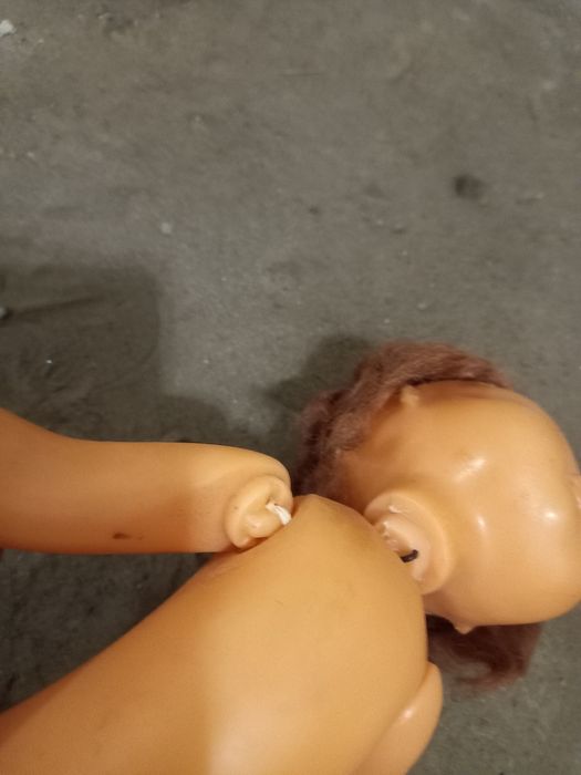 Кукла старая на резинках