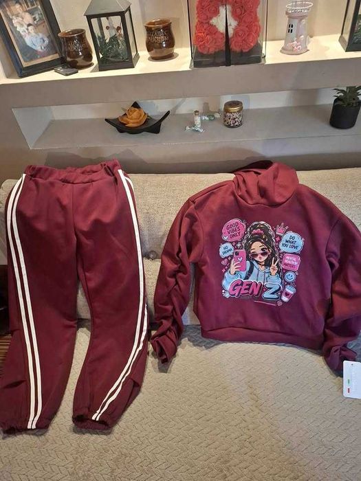 Sprzedam dres dziewczęcy 146 nowy