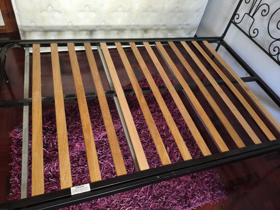 Cama em ferro preta 1,20 m x 1,90 m