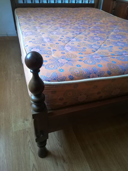 Cama de casal em madeira