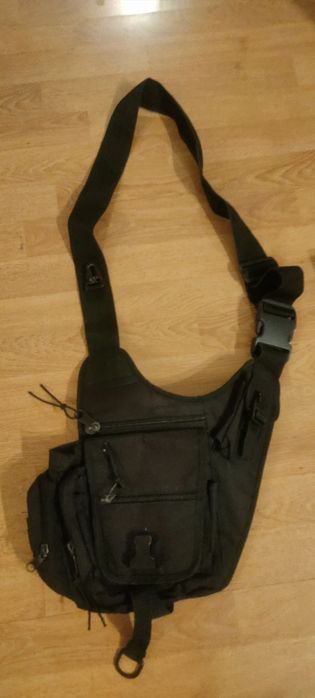 Torba na ramię z dużą ilością schowków