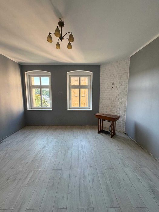 109,01 m2, 3 pokoje w kamienicy, blisko PKP – 2 duże piwnice, strych + komórka