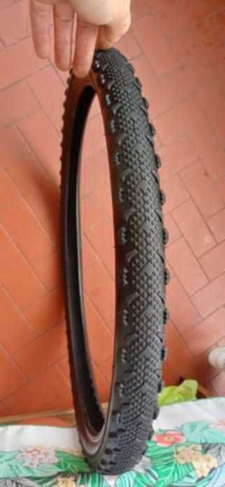 Bicicleta BTT amarela com pneus Michelin