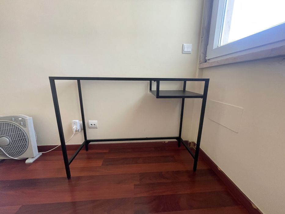 Mesa para portátil IKEA VITTSJÖ preta – excelente estado