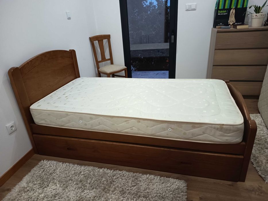 Cama de madeira com gaveta
