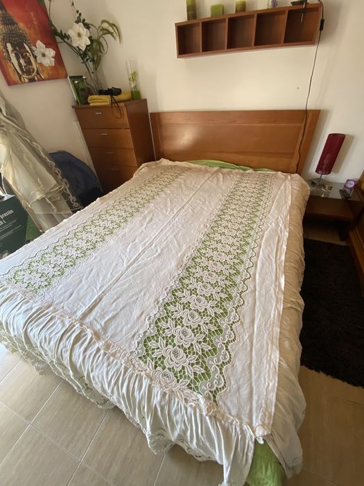 Colcha linho bordada à mão