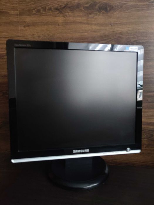 Монитор Samsung 931C, 19" , экран -квадрат, черного цвета.