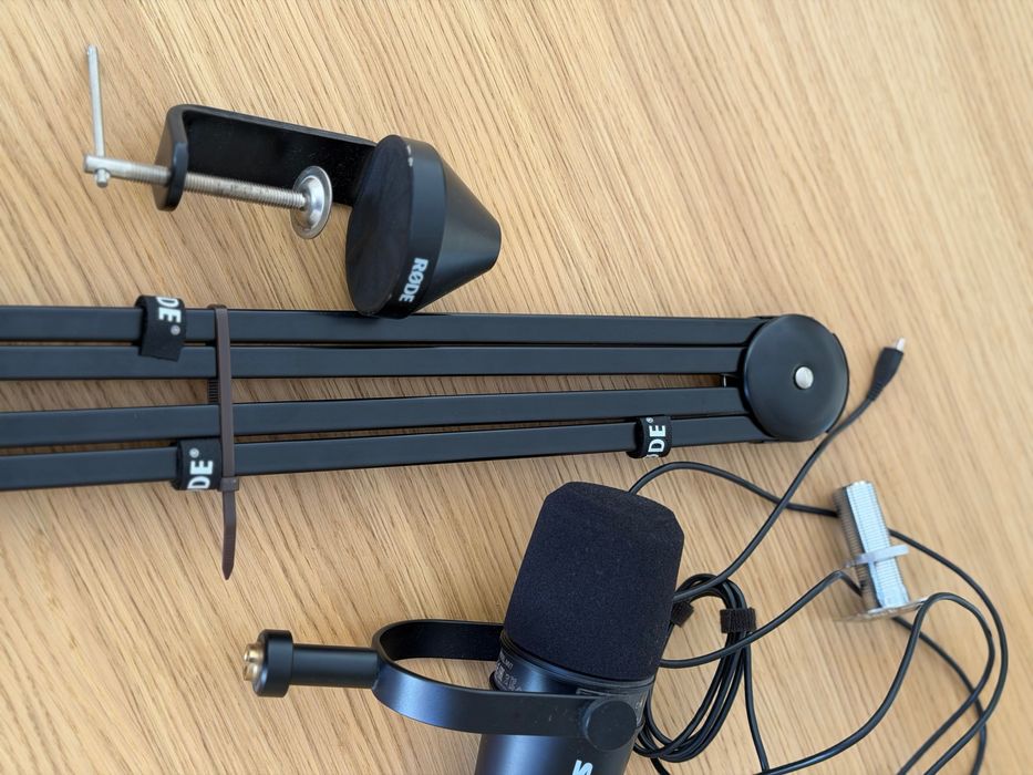 Shure MV7 + Braço Rode PSA1 – Kit Podcast/Streaming