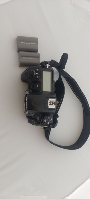 Nikon D 3000 com duas baterias originals