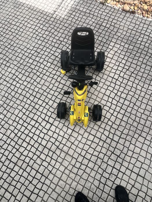 Carro a pedais para crianca