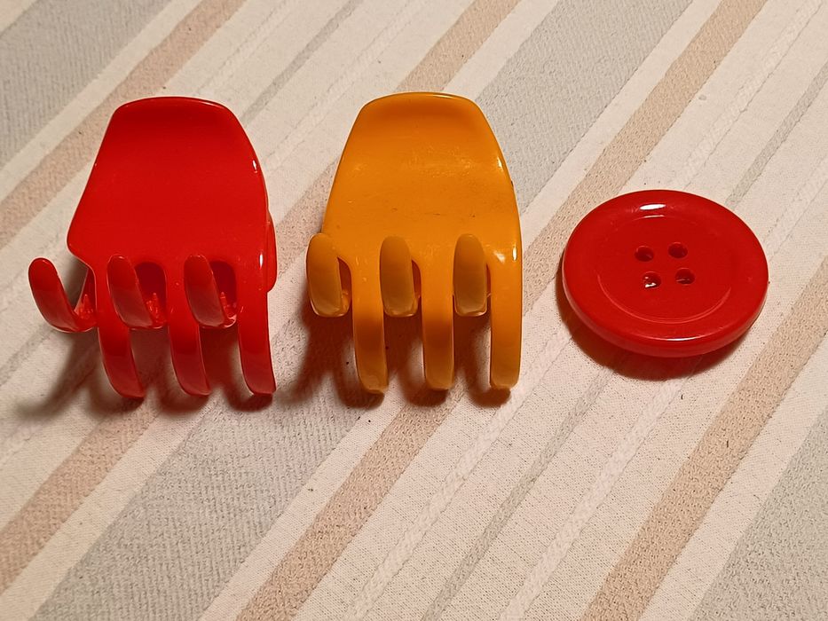 2 ganchos de cabelo (vermelho e laranja) + broche botão vermelho

Como