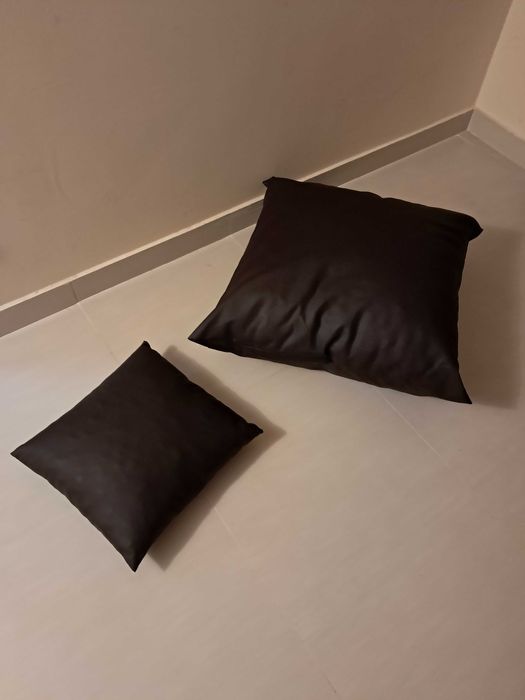 Almofadas quadradas de pele sintética