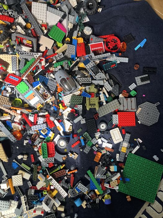10 kilogramów klocków lego + 40 figurek