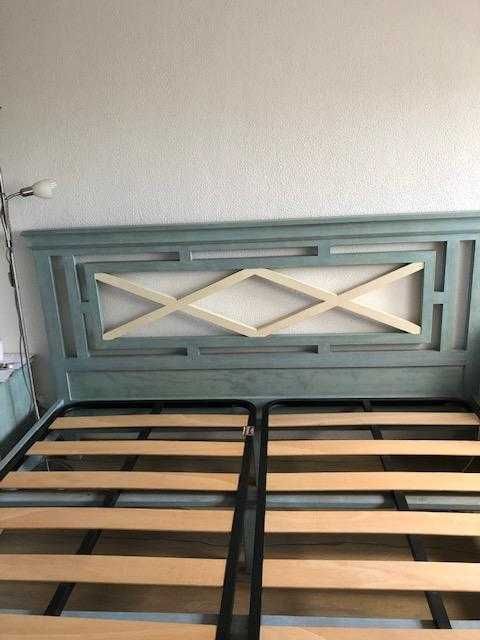 Cama king em madeira azul de casal